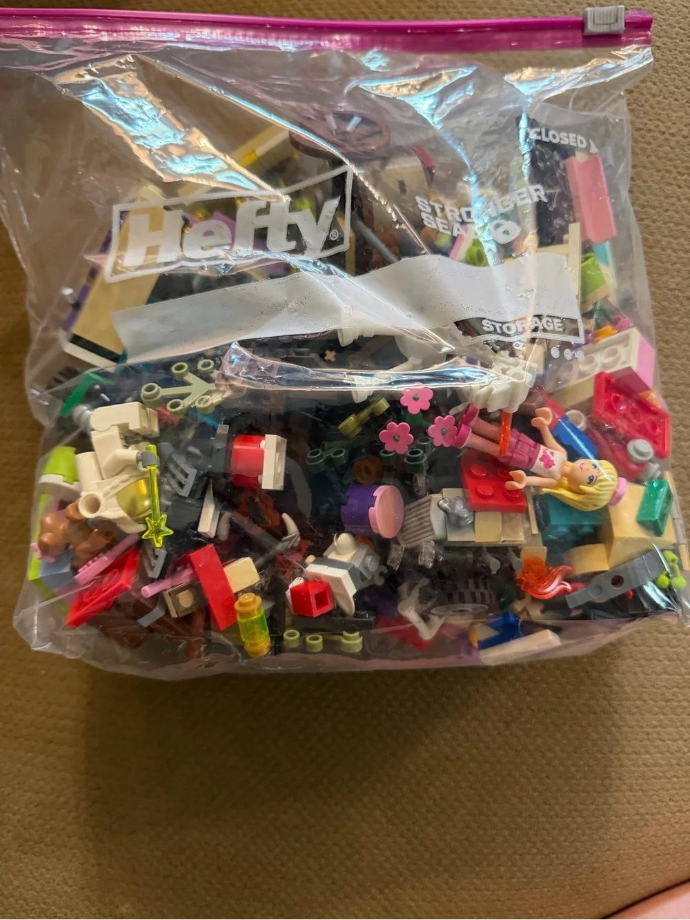 Lego bag of mixed pieces and accessories - Picture 2 of 4